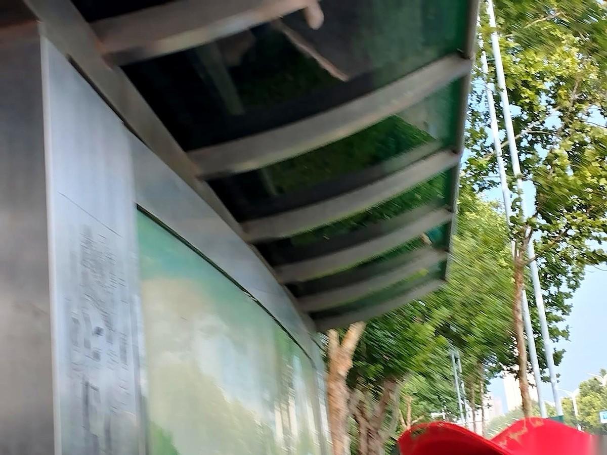 下午4点10分，潍坊北宫街潍州路十字路口。我正蹬着自行车往前赶，头顶的天色猛地