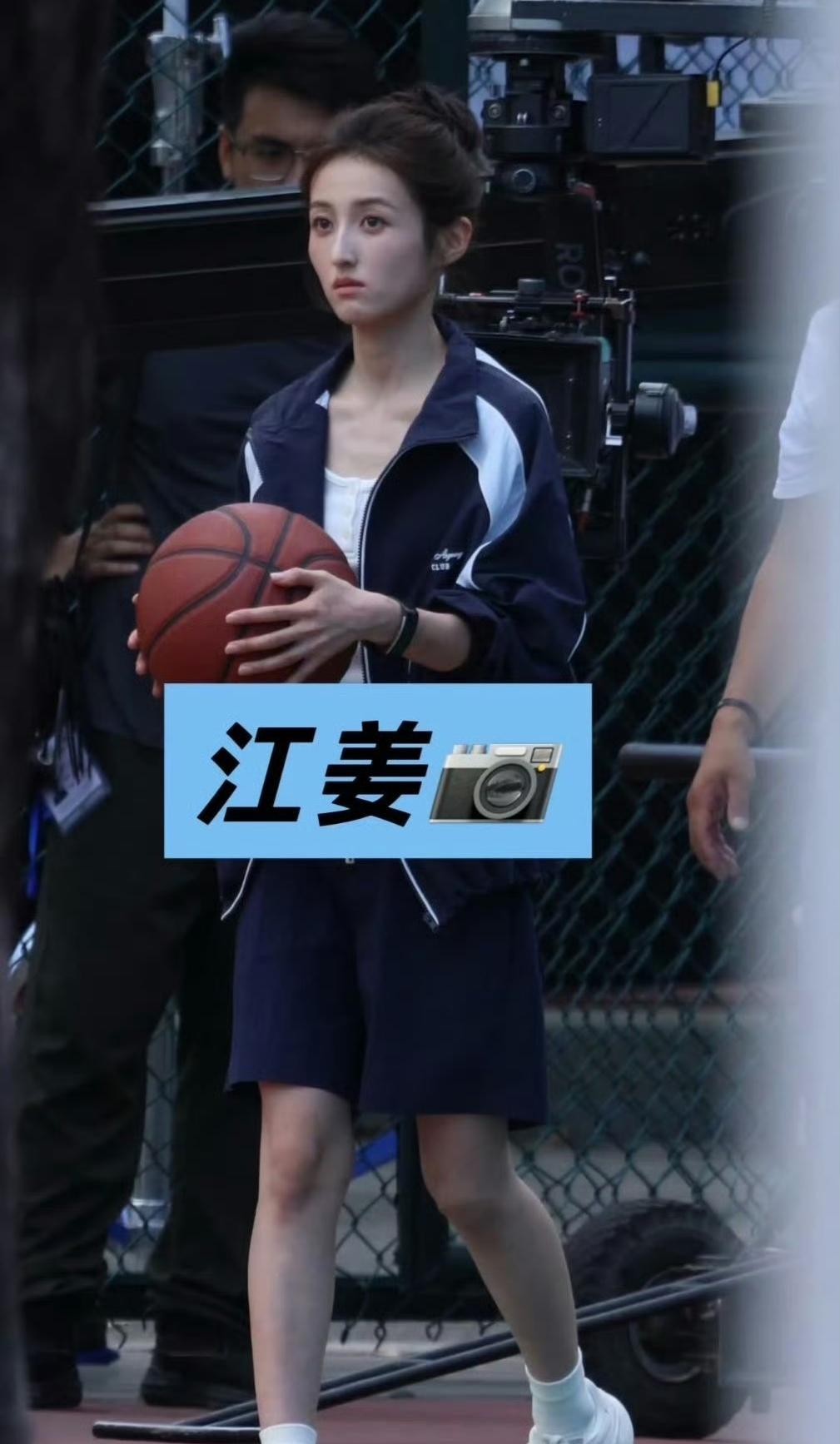 张子枫瘦得脸颊肉都没有了，还是个小孩样，她在我印象里就一直是个小孩，连长相身高也