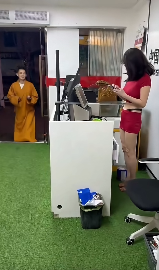 大师还是很信缘的拿香火钱来买彩票