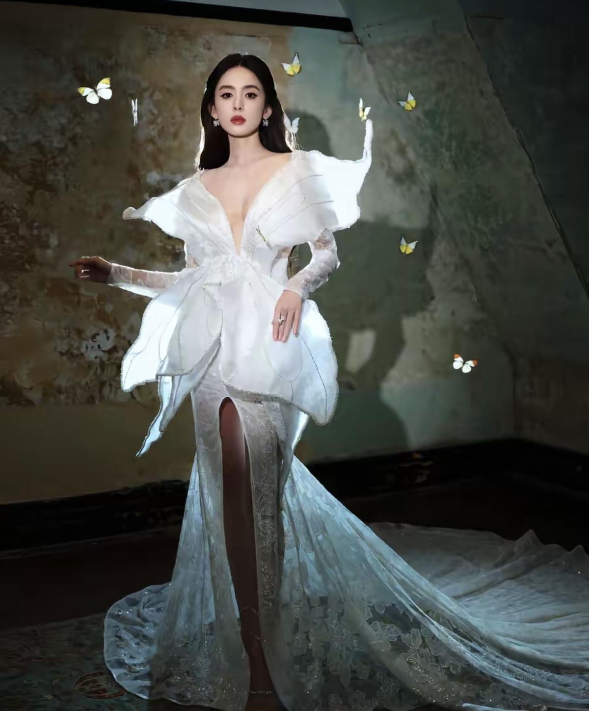 古力娜扎这一身简直是把“仙气”穿在了身上！这件蝴蝶主题的高定礼服，层叠的剪裁像振