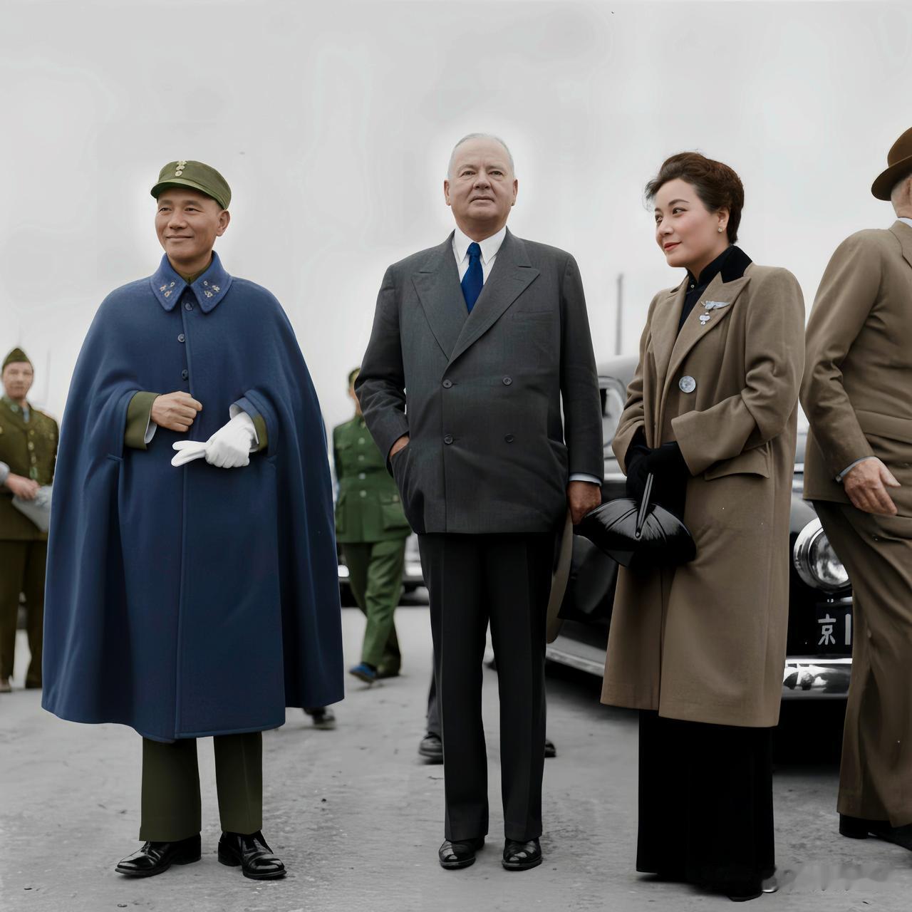 这是1946年蒋中正和夫人宋美龄与美国前总统胡佛在南京留下的一张老照片！这绝非演