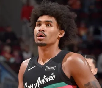 马刺127-95战胜雄鹿。本场比赛，马刺球员迪伦-哈珀得到14分1篮板2助攻