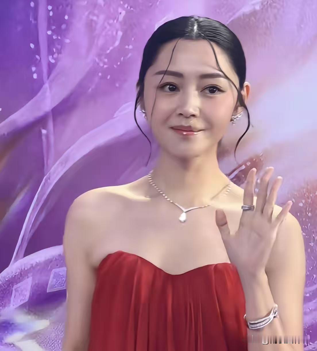 终于知道为什么卫诗雅嘴上缝了50多针，10天后就能站上百花奖领奖台了。看完她