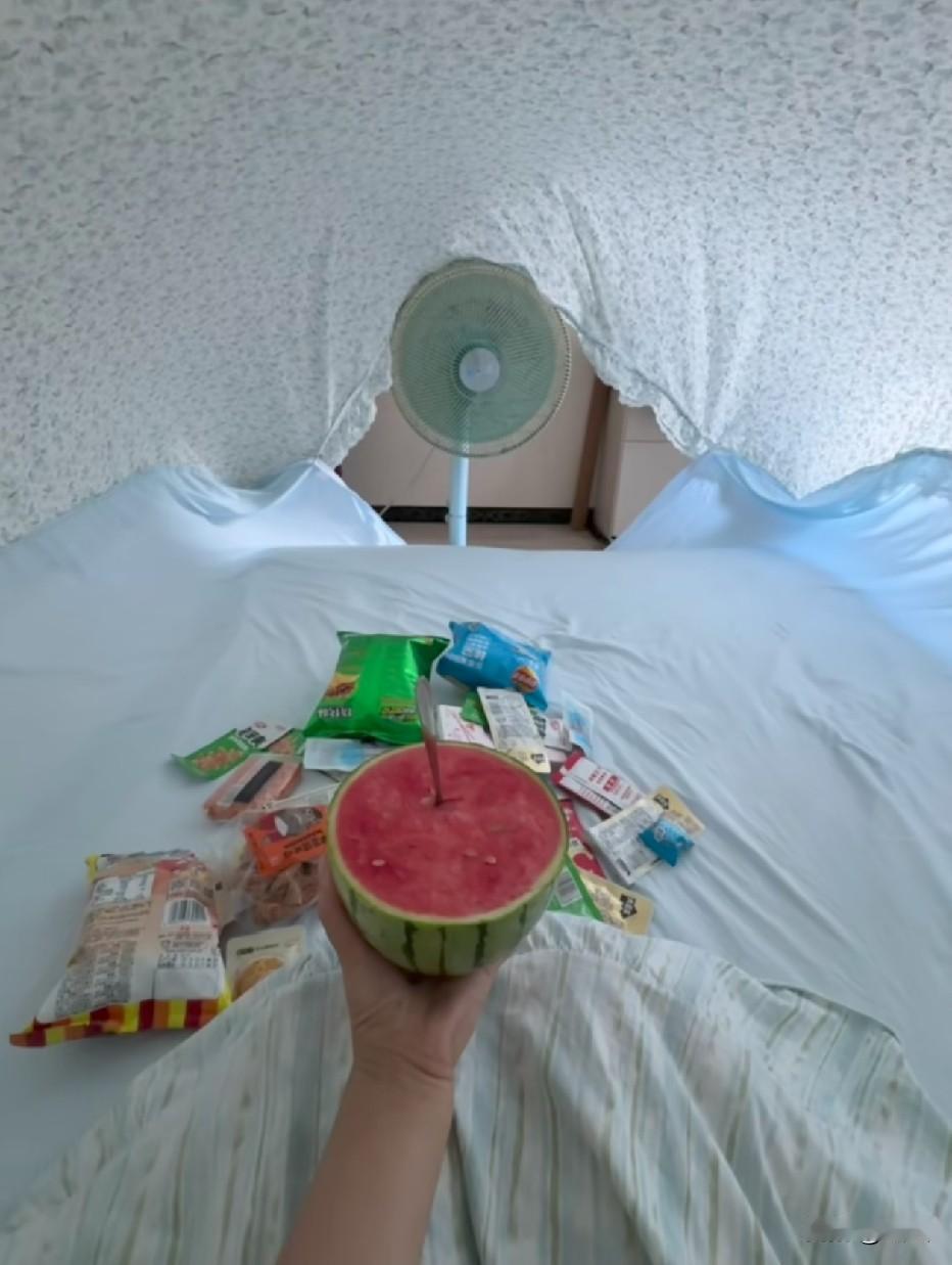 我有点接受不了西瓜在床上吃