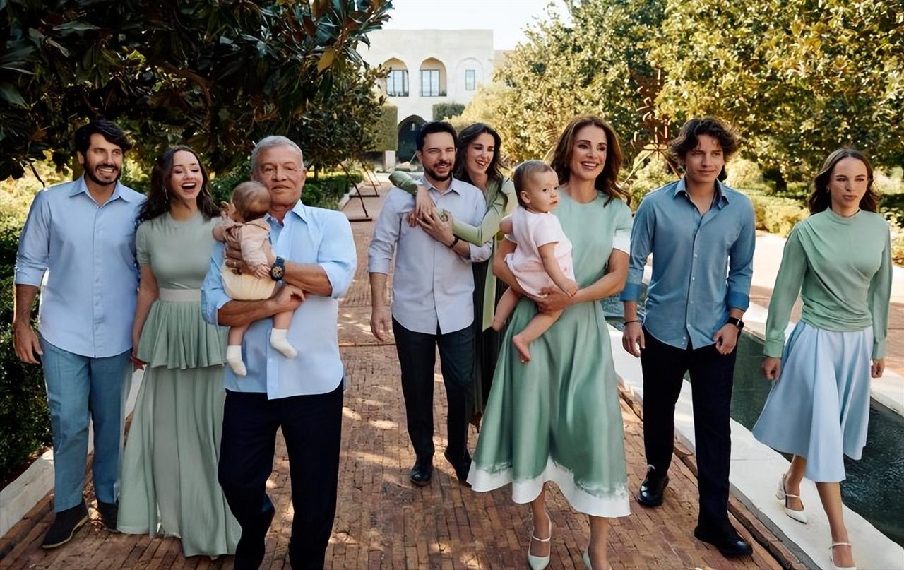 12月13日，约旦王室发布约旦国王一家的圣诞全家福，祖孙三代齐齐亮相，还穿着家庭