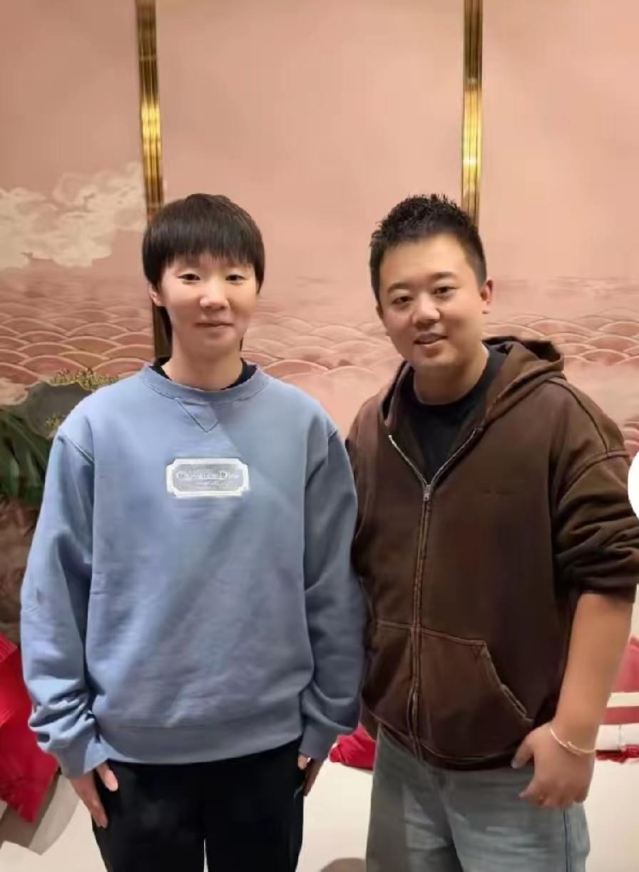 曼昱最新合照来啦！浅蓝色卫衣、黑色裤子，这个穿搭使曼昱的气质又提了几分，再配以
