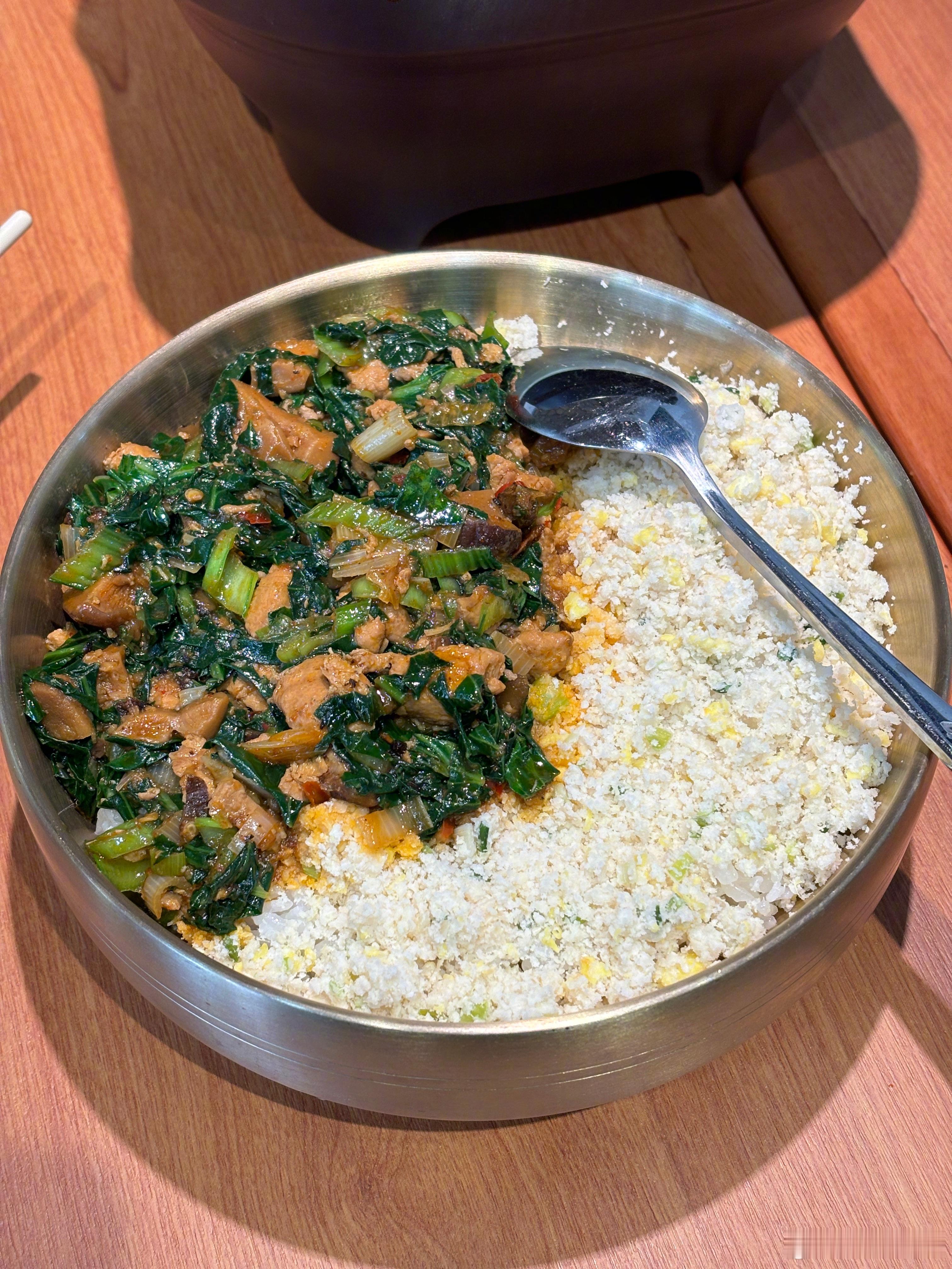 忙了一天了，到现在才吃饭，豆花米线+拌饭，别说我能吃，米线是两个人分着吃……而且