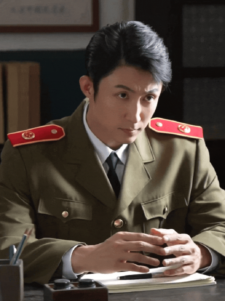 黄景瑜︱陈一众检察官制服纯享工作室发的定妆照侧拍做几个截修动图正剧男主不好演，因