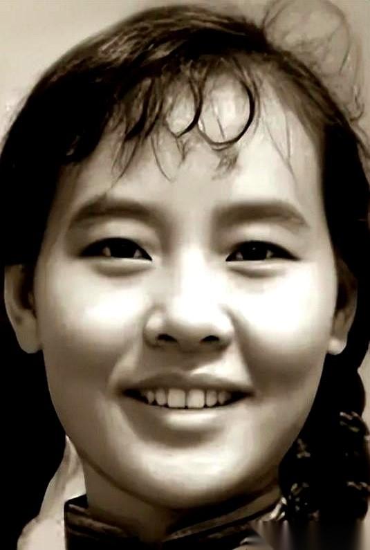 刷到这张脸，我脑子里“嗡”的一声。《今天我休息》。多讽刺啊，电影里那个永远闲