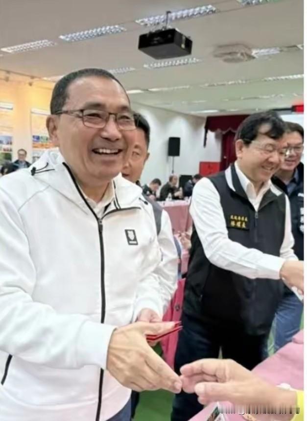 真没想到！郑丽文到新北党部团拜，侯友宜偏偏跑去莺歌、三峡跑行程，摆明了不同框、不