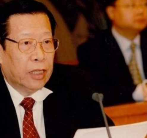 1993年，时任中央电视台台长的杨伟光，在没有上报的情况下，在《新闻联播》之后插