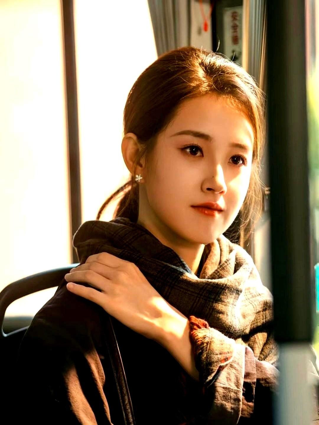 中戏毕业的郭宇欣，银行卡剩37块时接到师兄的短剧邀约，靠真哭真笑的功底演火了《逆