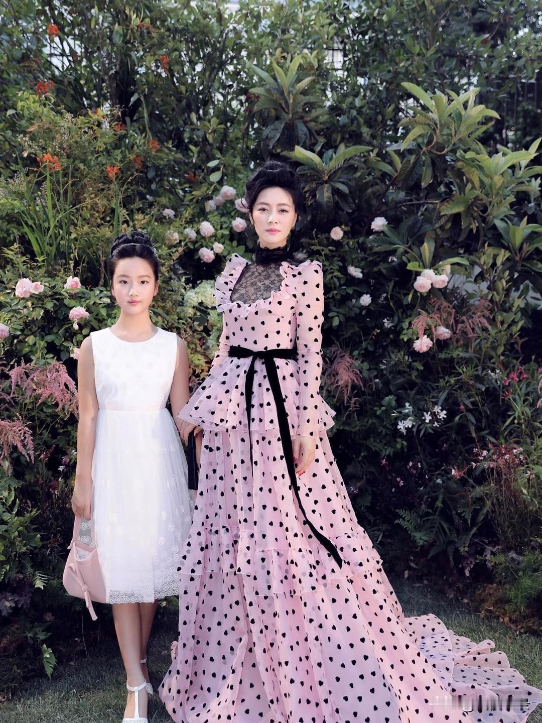 田海蓉又带女儿到国外去看秀！田海蓉一直都在富养女儿，常常带着女儿到国外去参加高定