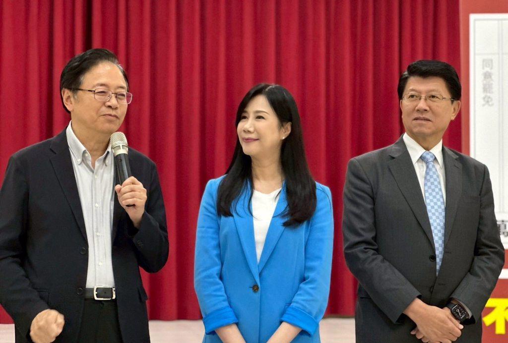 张善政、谢龙介同台挺“她”现场民众高呼：不同意罢免国民党“立委”万美玲13日