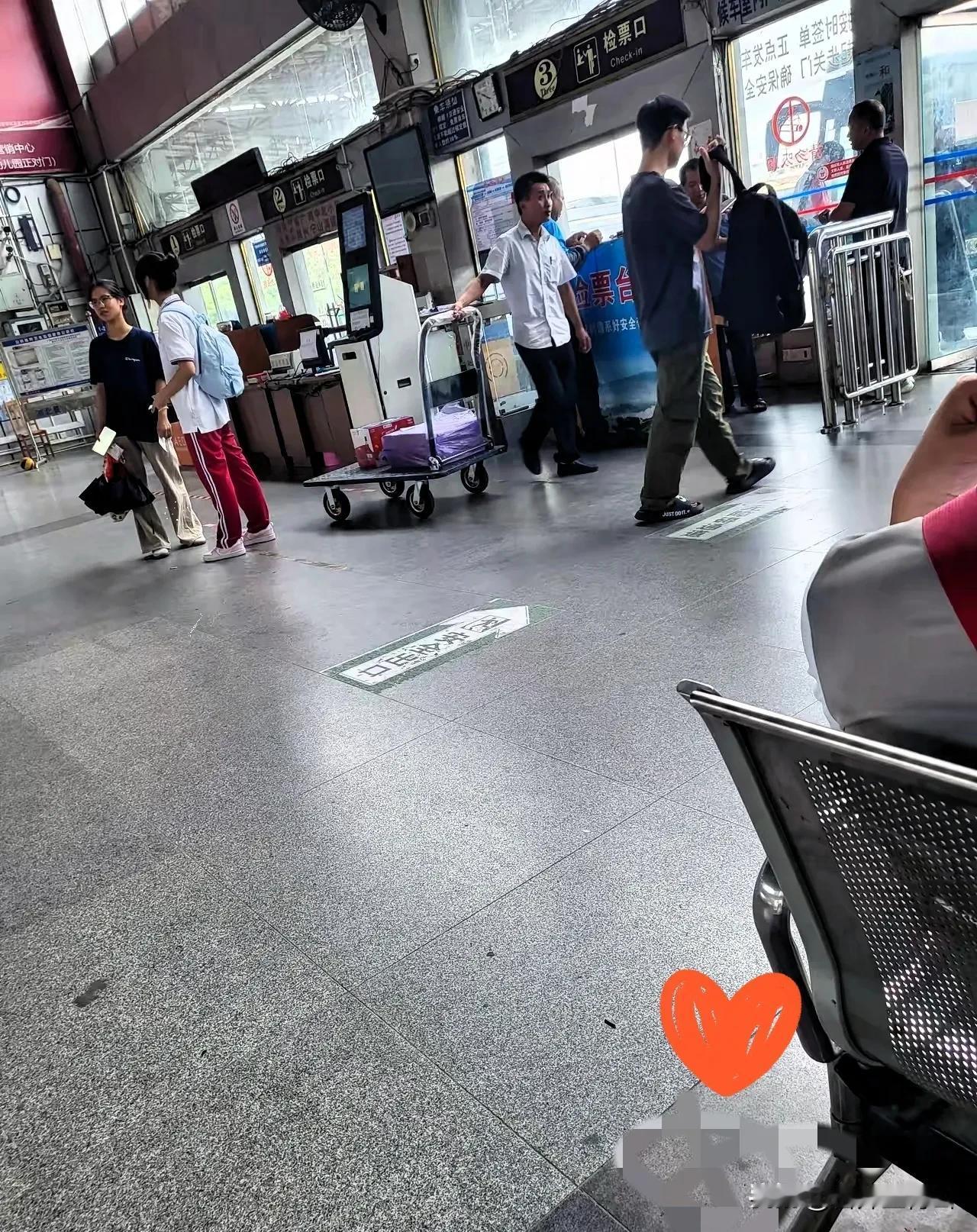 为了防止境外势力煽动躺平洗脑，建议烟草局、电网、两桶油、三甲医院、国铁、银行、三