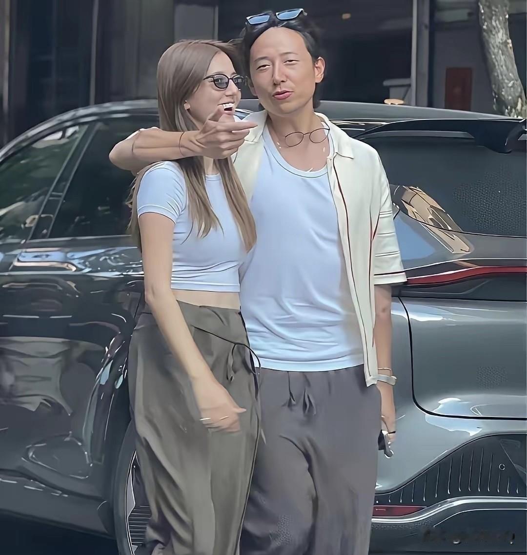 难怪施伯雄总喜欢圈着吴千语，抱在一起像她老公，跟在她后面秒变路人。