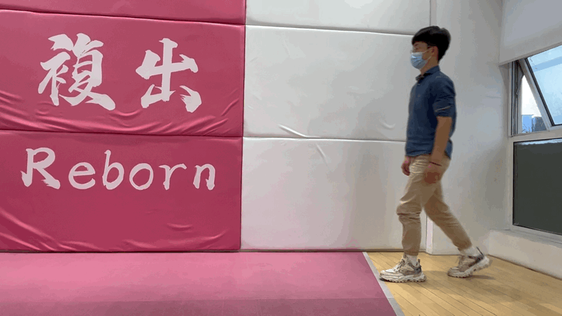 步态前两天讲「马站着也能睡觉」，其实里面涉及的机制，和人的步态也有联系马站着也