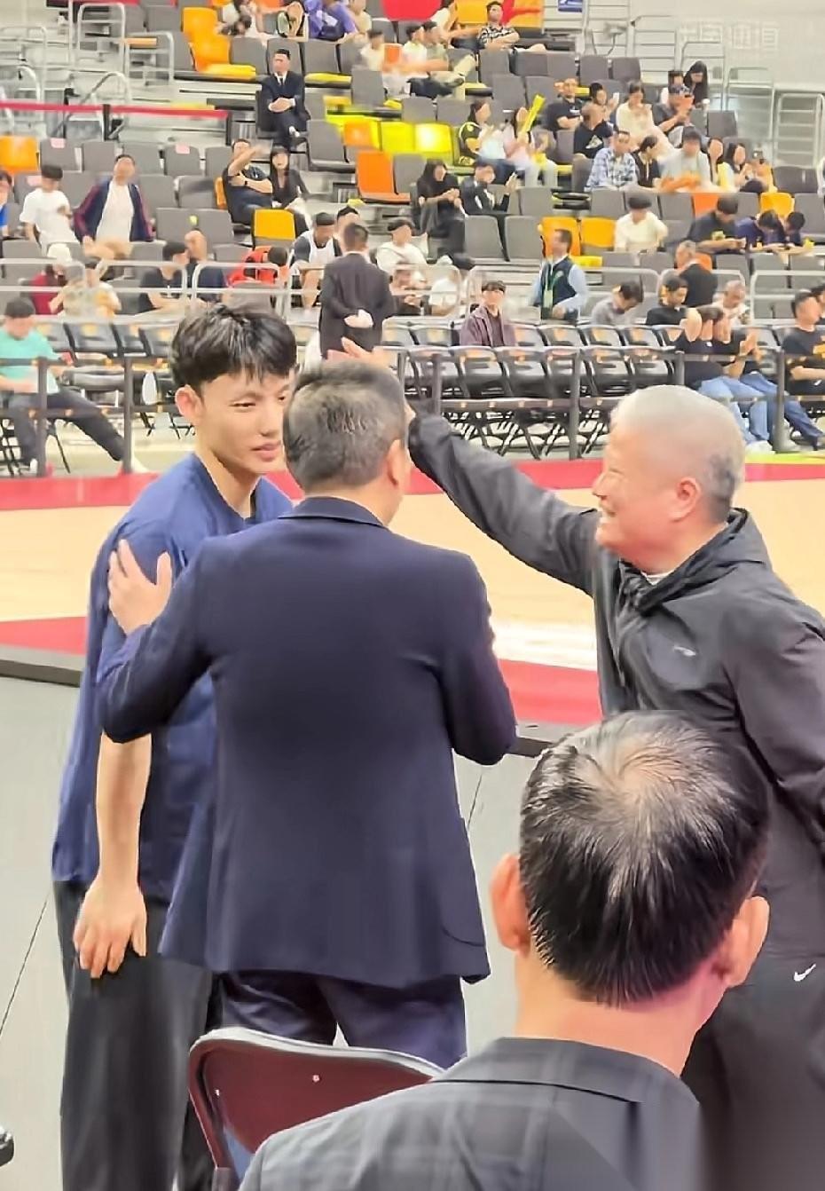 广东队球员徐杰估计要发财了啊，徐杰在广东队老板陈海涛的介绍下，认识了东莞的首富王