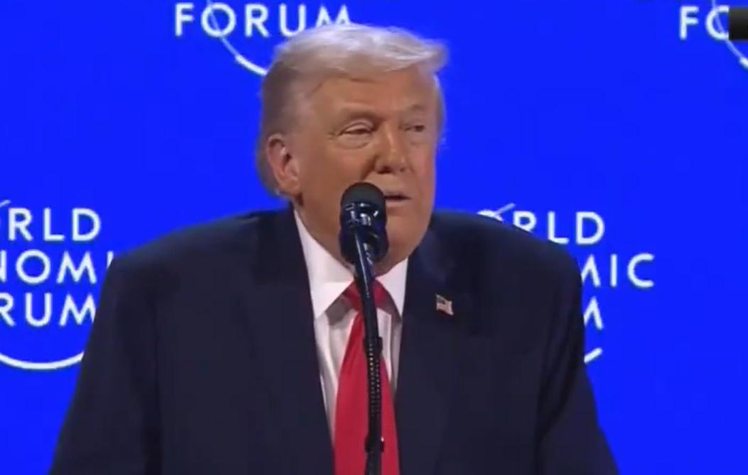 达沃斯的阿尔卑斯山上，私人飞机排队降落，全球富豪推杯换盏。特朗普站在世界经济论坛