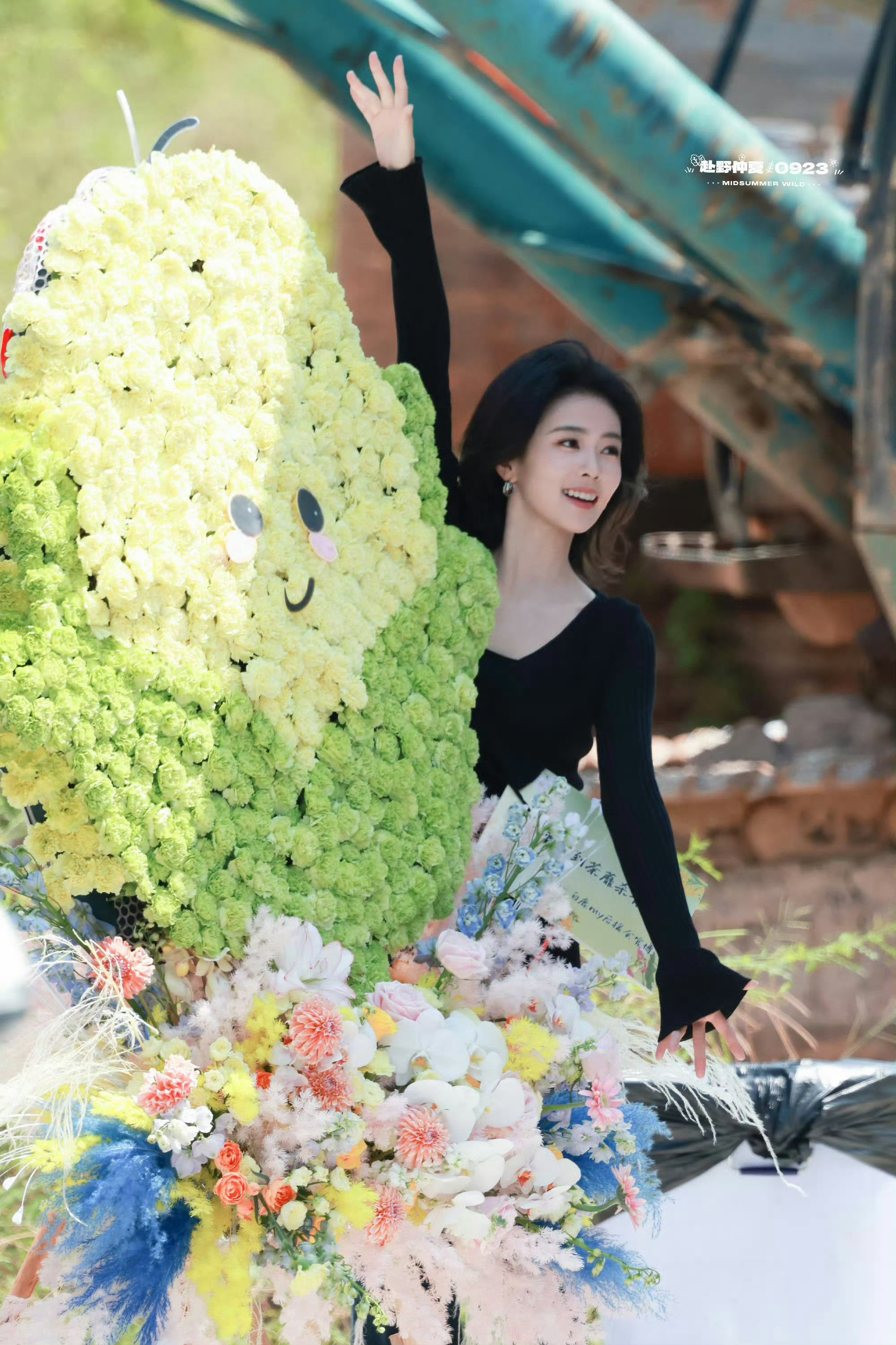 白鹿和粉丝送的玉米花束合影好可爱啊，王韵娜杀青啦​​​