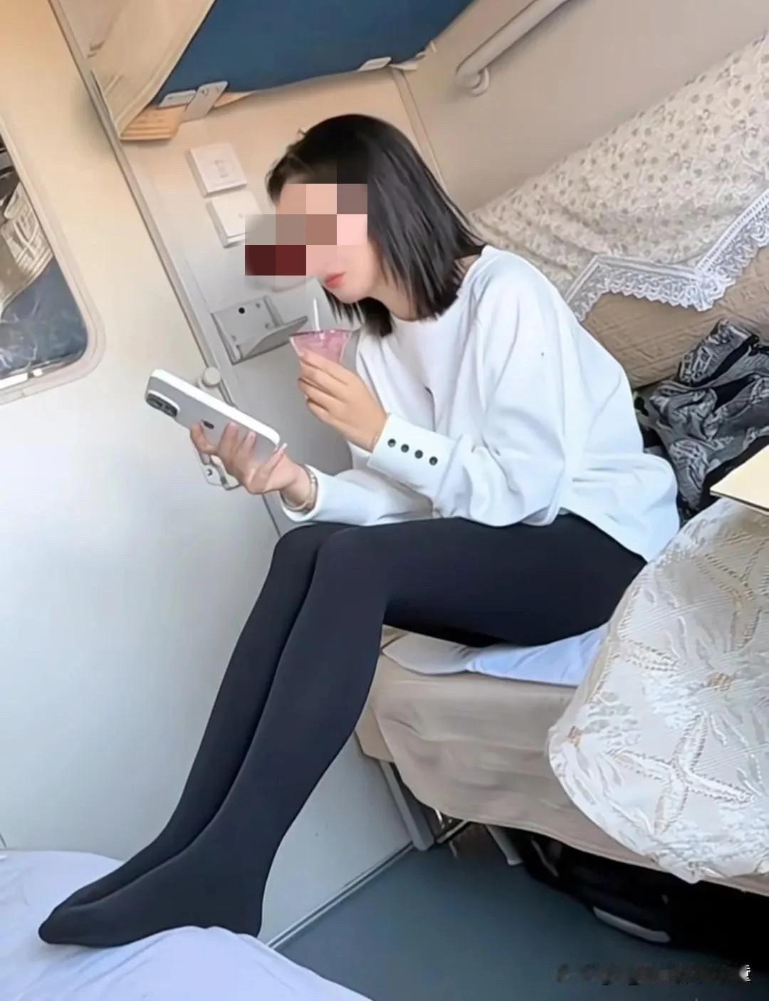 坐卧铺出差是我的习惯，通常睡一觉就到目的地了！今天上车后，我刚迈进卧铺车厢，便