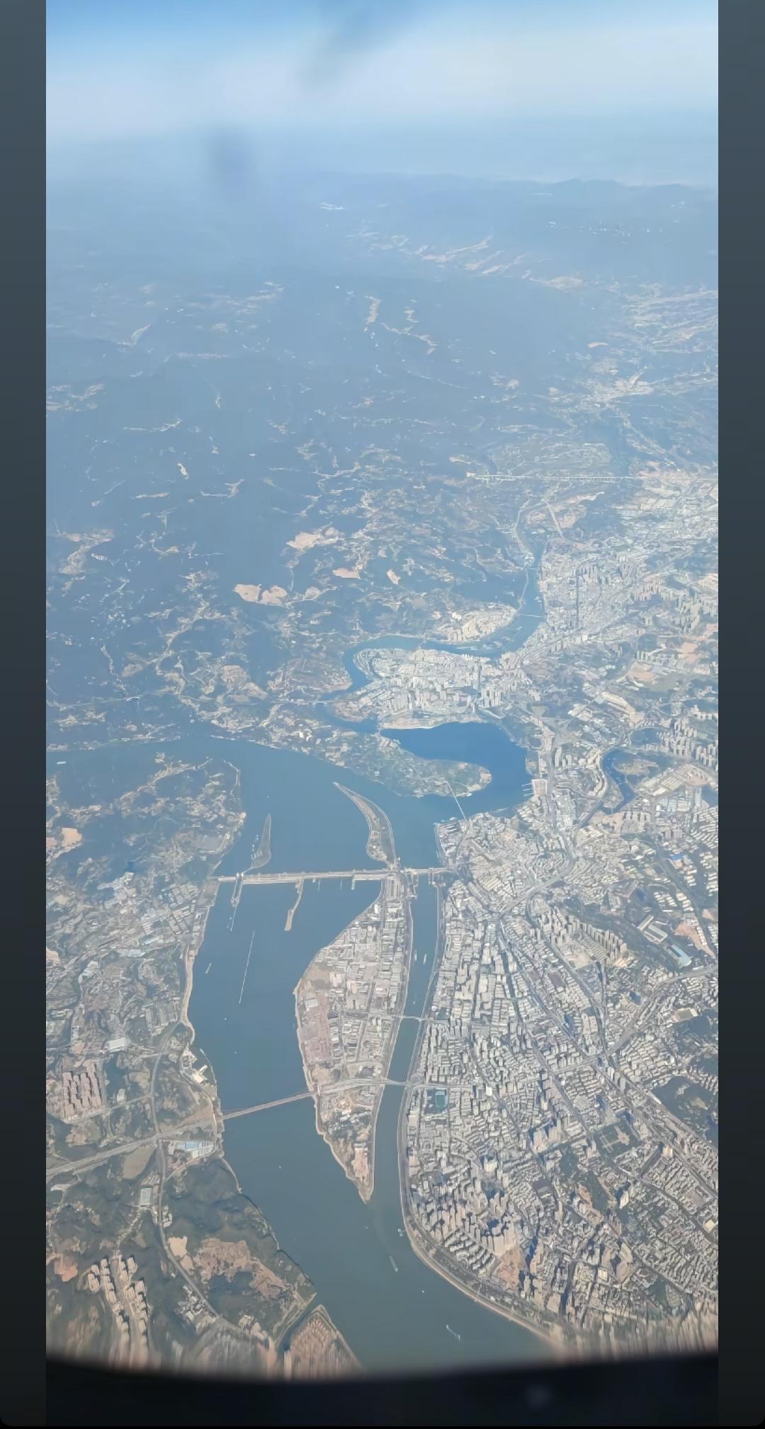 飞机上俯瞰三峡大坝，确实非常的壮观！三峡大坝作为世纪工程一座工程发电量就能占
