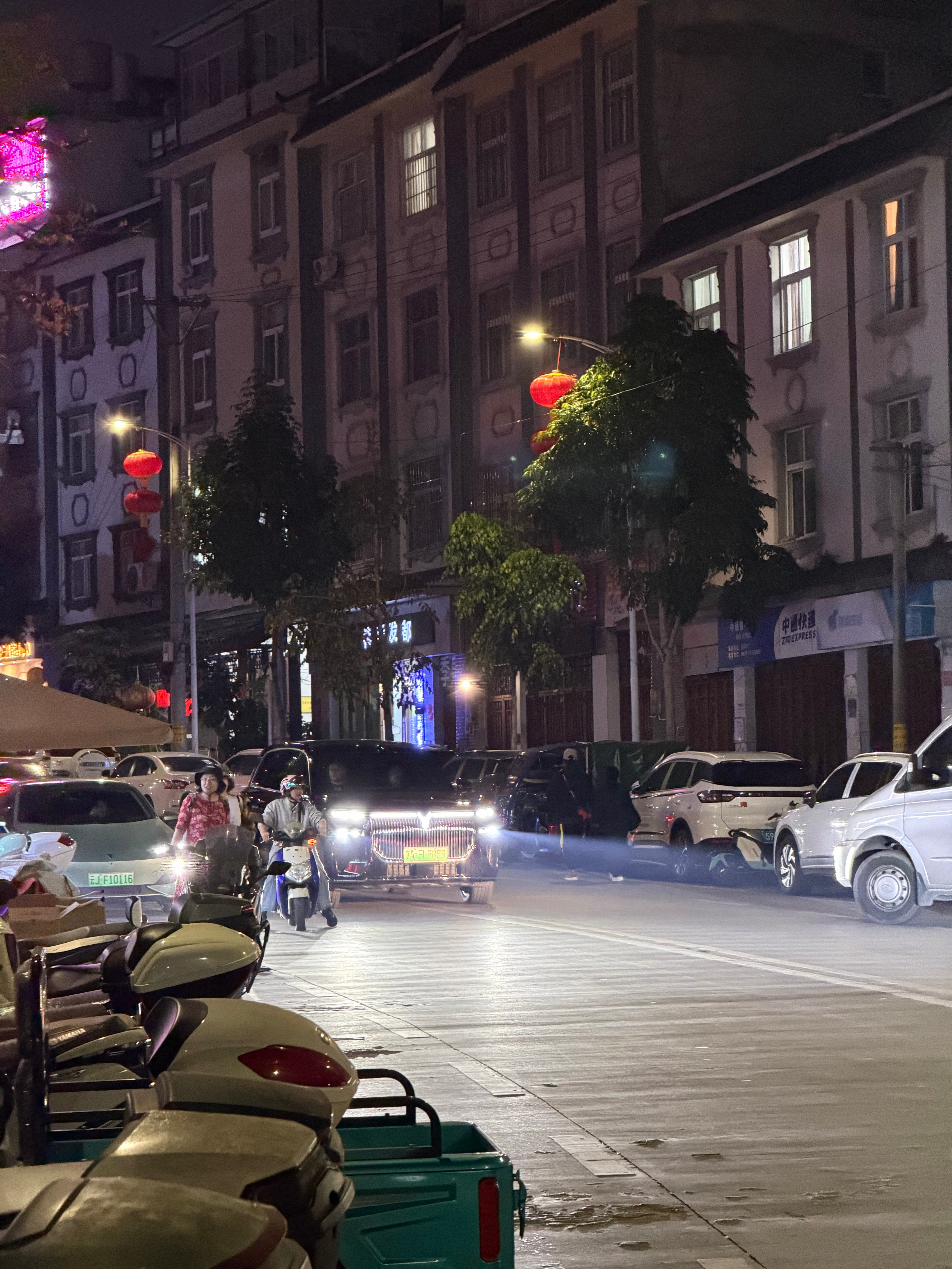 嗖的一下，一台岚图泰山经过，真好看，真大只，还是京A牌照，真的，春节自驾游来云南