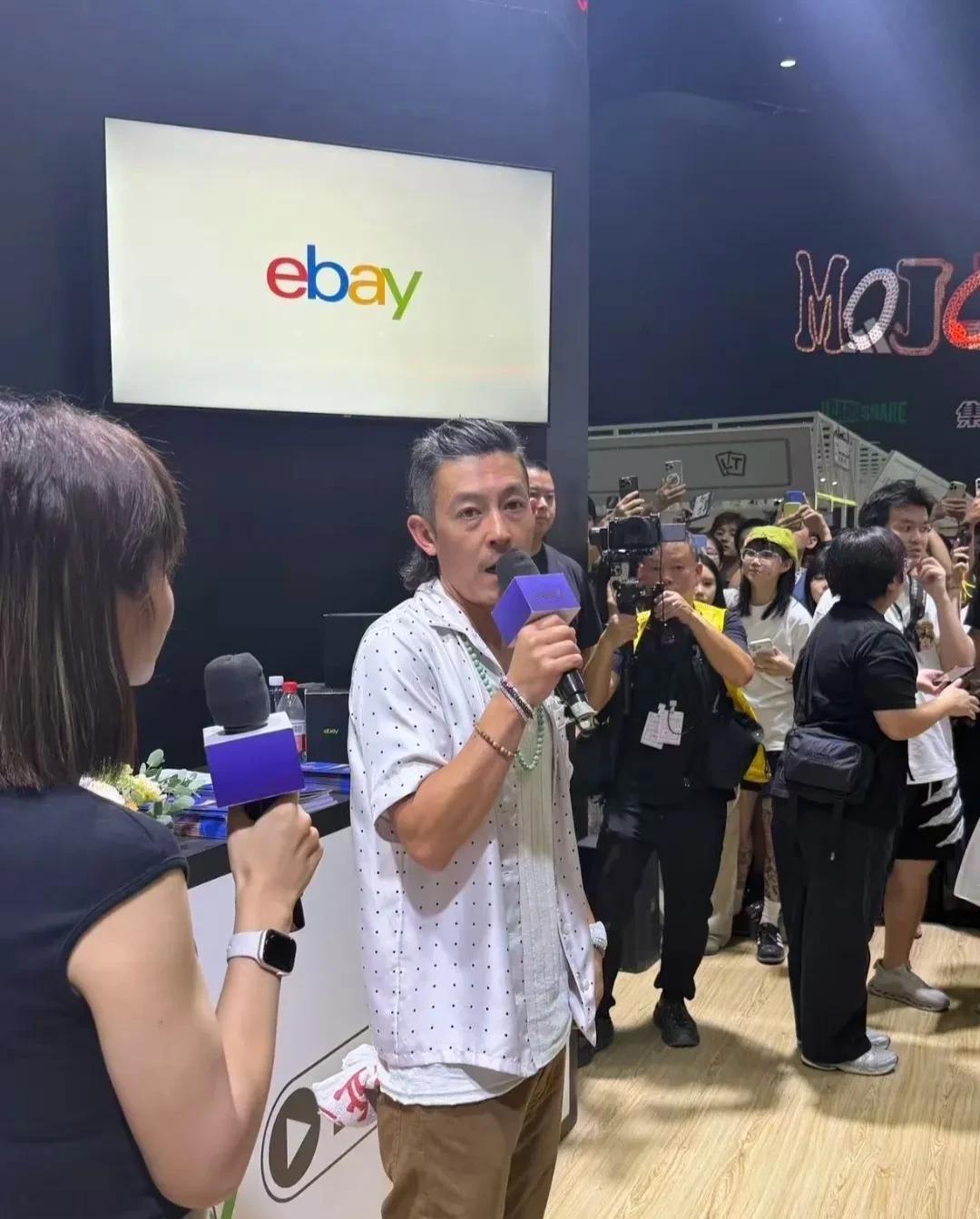 陈冠希在上海外滩卡展露脸，46岁的人，白头发藏不住，背也直不起来，一笑满脸褶子。