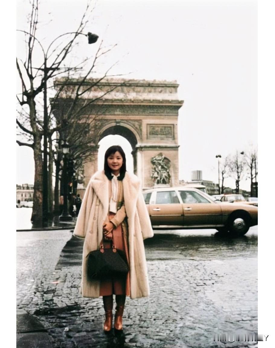 1980年，邓丽君在巴黎凯旋门的留影老照片。那时候邓丽君27岁，长相不算惊艳，却