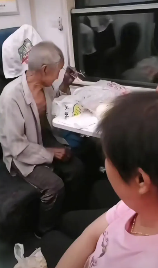 白发老人拿出两个冷馒头准备吃饭时，坐在旁边的几位东北大姐。做出的一个举动，让人感
