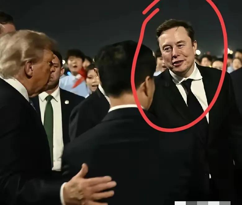 估计我们接机的人也有点懵，马斯克icon，你是不是走错片场了？正经国事访问，