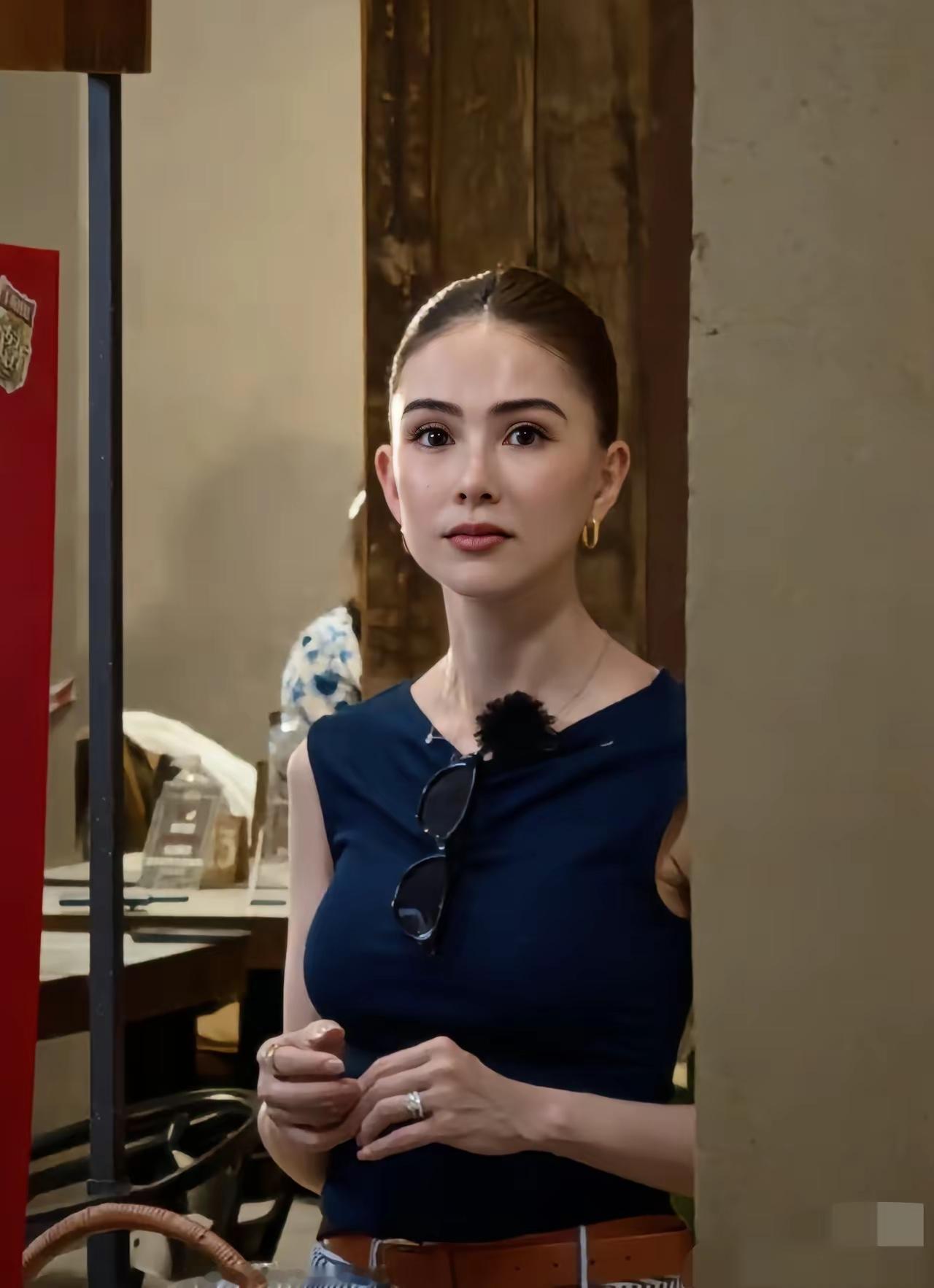 昆凌这波操作，算是把“见过世面”这四个字演活了。《中餐厅》里搞农家乐，顾客