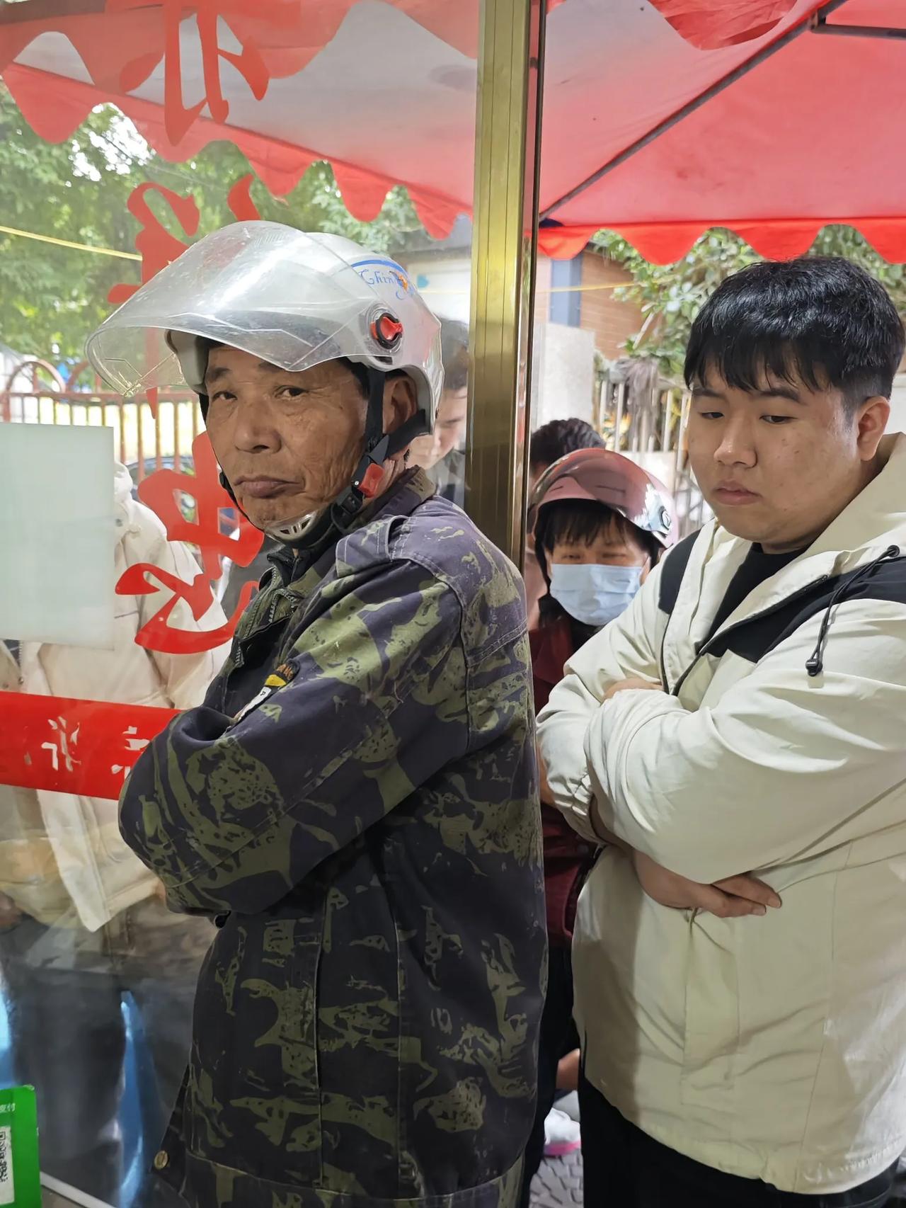 在福建花生碎搭配白砂糖包油条一起卷饼！烫好的死面做成薄饼，然后做成一个甜口的