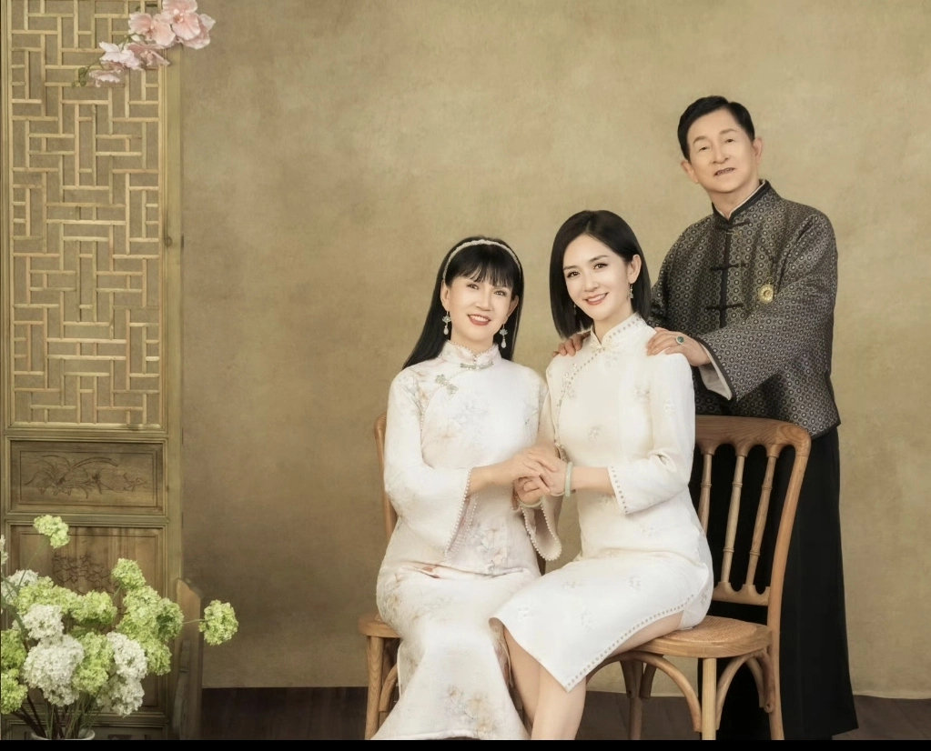 谢娜带爸妈拍全家福，妈妈长得像赵雅芝，爸爸和谢娜长得太像了​