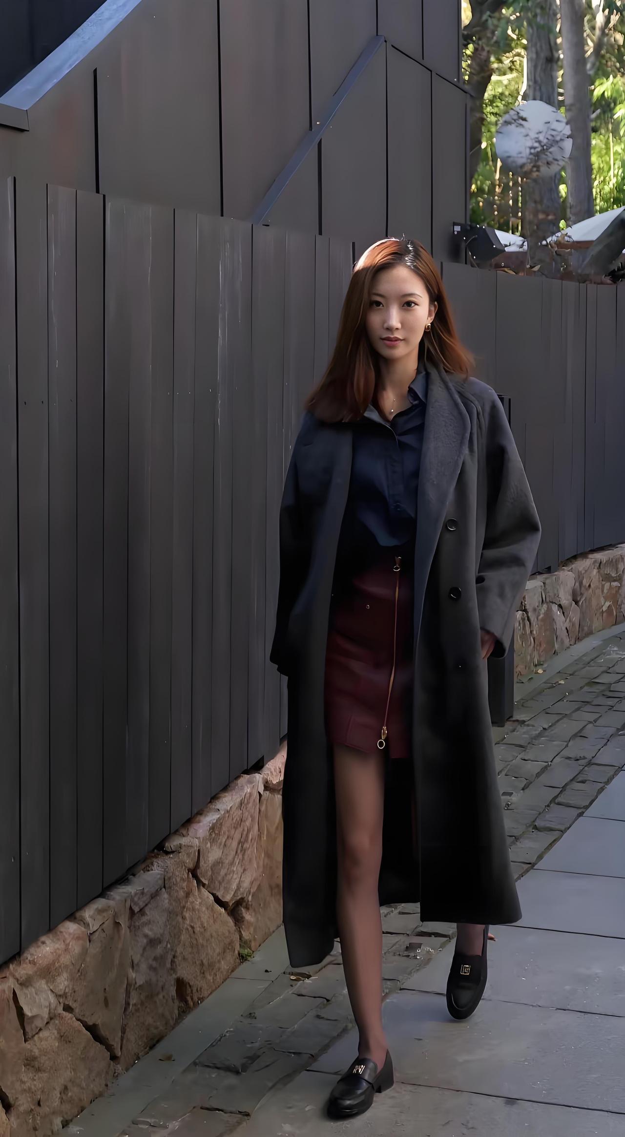 秋日穿搭指南：复古风外套+红色短裙，尽显优雅与时尚！