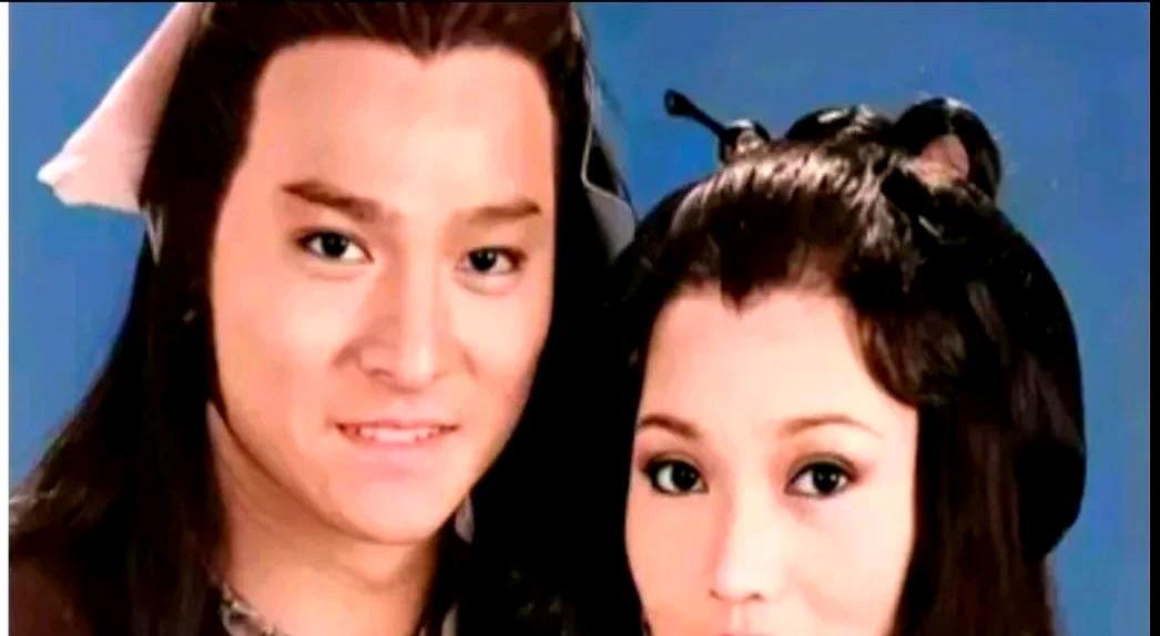 1984年，TVB片场。30岁的赵雅芝脸上糊满假皱纹，卸妆得花四小时。别人