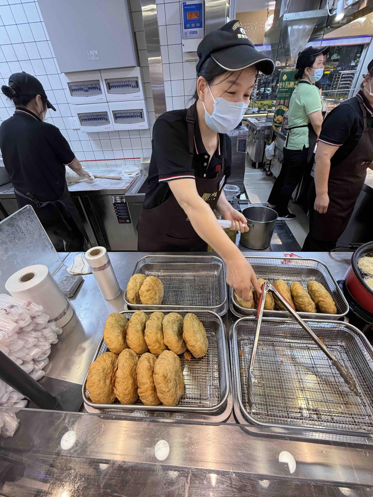 昨天上午，我去西安秋林公司李家村店吃饭，先买了一个小木菜盒！这是我多年，来此吃