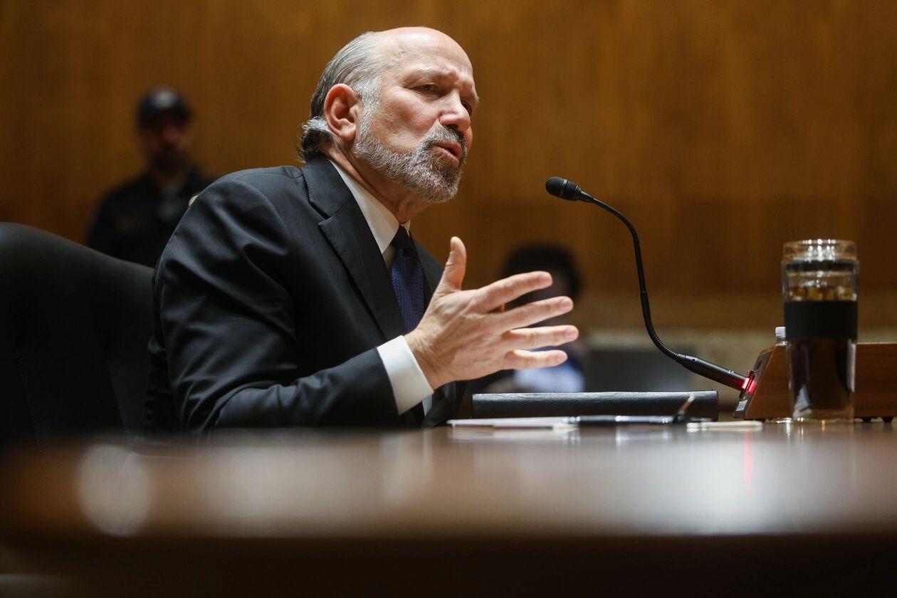 卢特尼克周二出席参议院拨款委员会下属小组听证会，原本就宽带资金作证，却遭民主党议