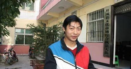 2014年，陕西工人捡到一把青铜剑，文物贩子愿意花20万购买，被他婉言拒绝，主动