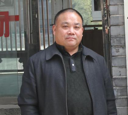一人得道鸡犬升天！这就是释永信的弟弟释永胜。他现在是少林慈善福利基金会秘书长、国