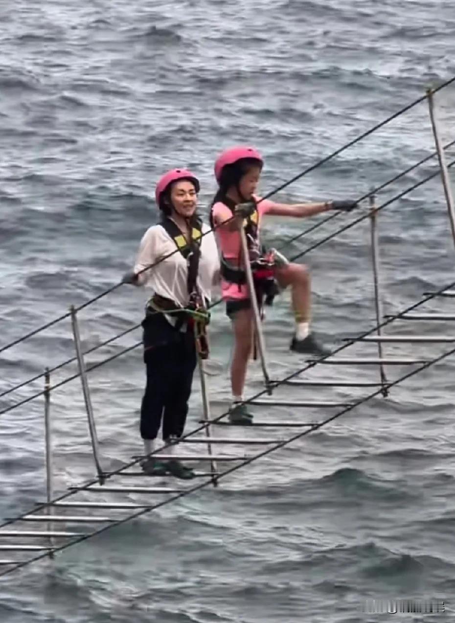 章子怡带着孩子现身三亚游玩，母女俩玩飞拉达，这俩人的胆子可真大，像我这种恐高的人