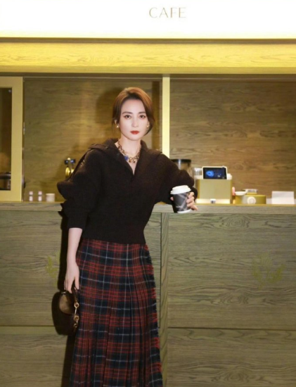 蒋勤勤50岁状态!太顶了如果我50岁时能有她这个状态，已经很满足了，蒋勤勤是属