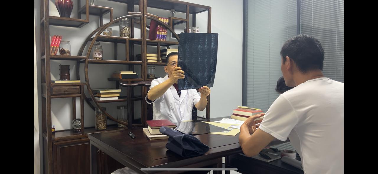 股骨头坏死就是“水管瘀堵”，老郎中热敷法，将痰湿与血瘀一举攻克大家好，我是骨