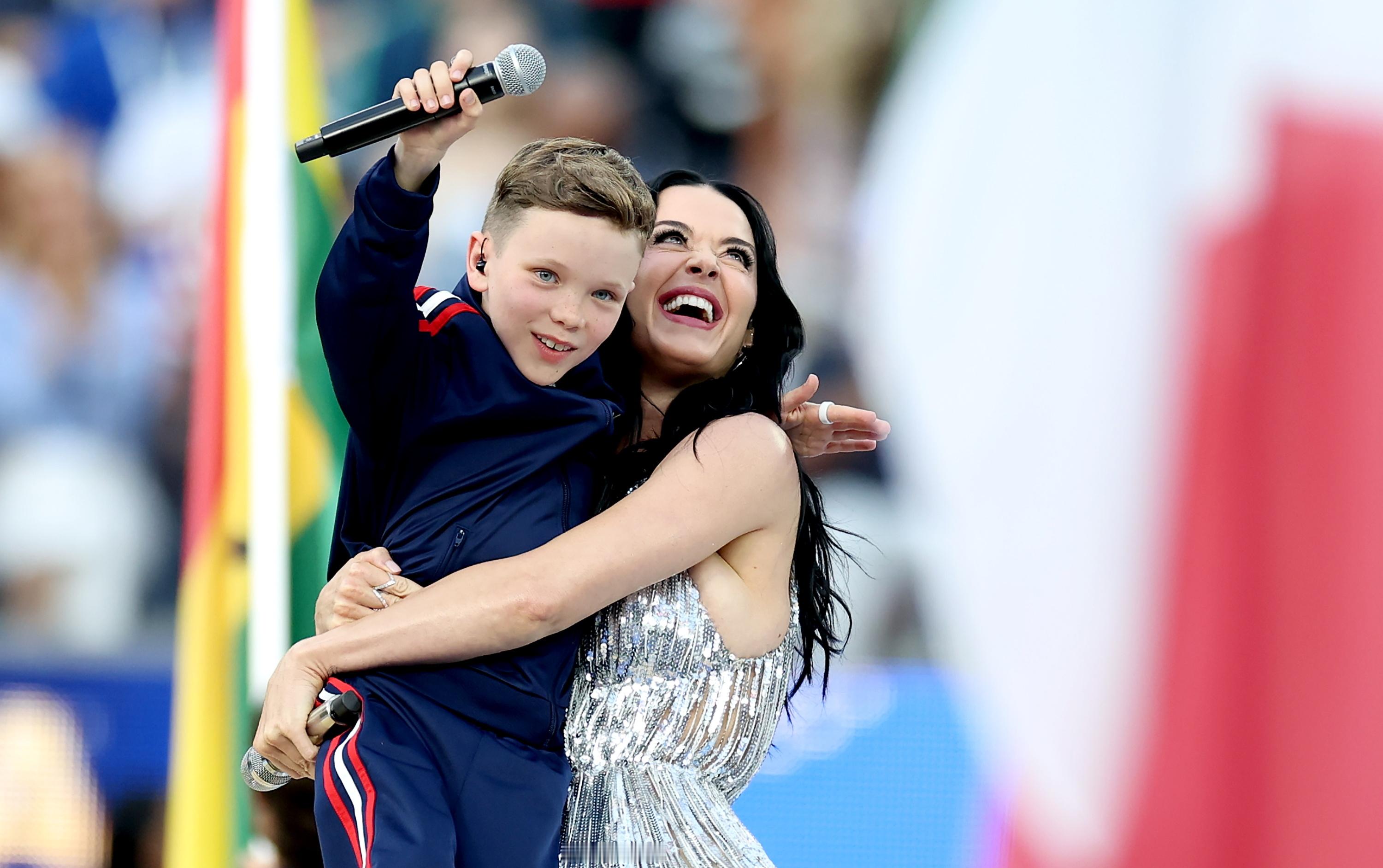 KatyPerry唱响2026世界杯洛杉矶开幕式，现场演出高清图释出！