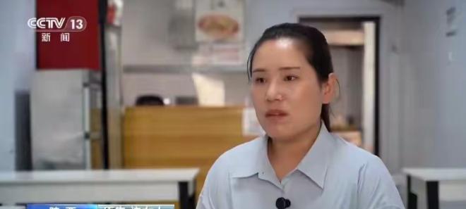 陕西西安一名女子看大伯孤寡无依，主动承担起养老责任。大伯深受感动，和她签下遗赠扶