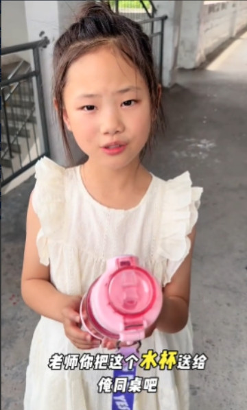 “这就是教育的意义！”河南，一小女孩把老师拉到走廊，说：帮我把这个水杯给我同桌吧
