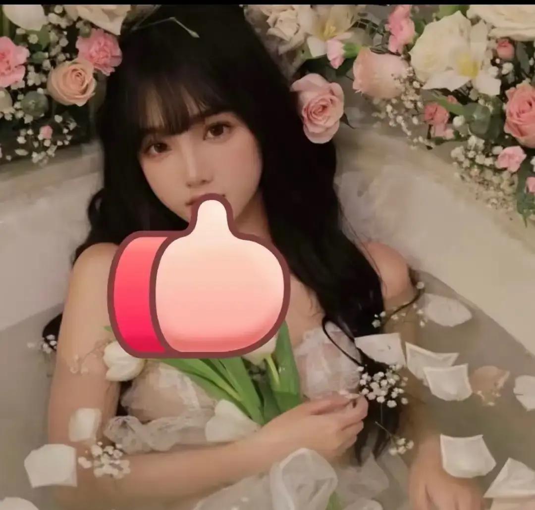 77号女友被扒到关号！一张合照炸出全网侦探，学历、住址、旧照全被翻。姑娘连