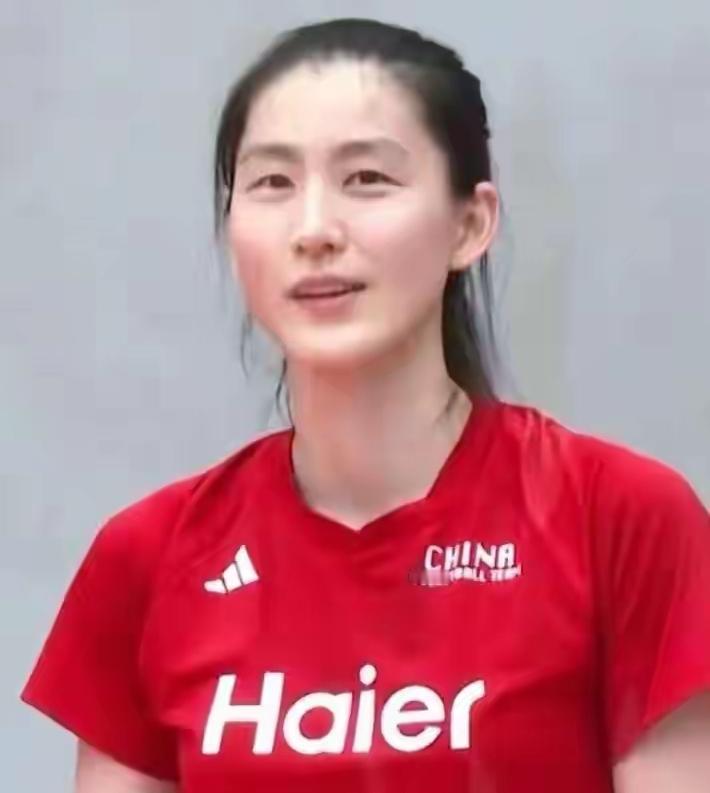 中国女排在亚锦赛的第二场比赛中，尽管最终3比0战胜伊朗女排，但是比赛赢得并不轻松