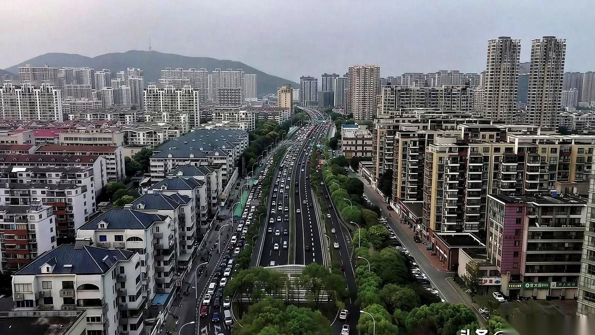 无锡城市副中心河埒口的商业门面，到现在还是靠滨湖万达和大润发撑着。这两家店的人
