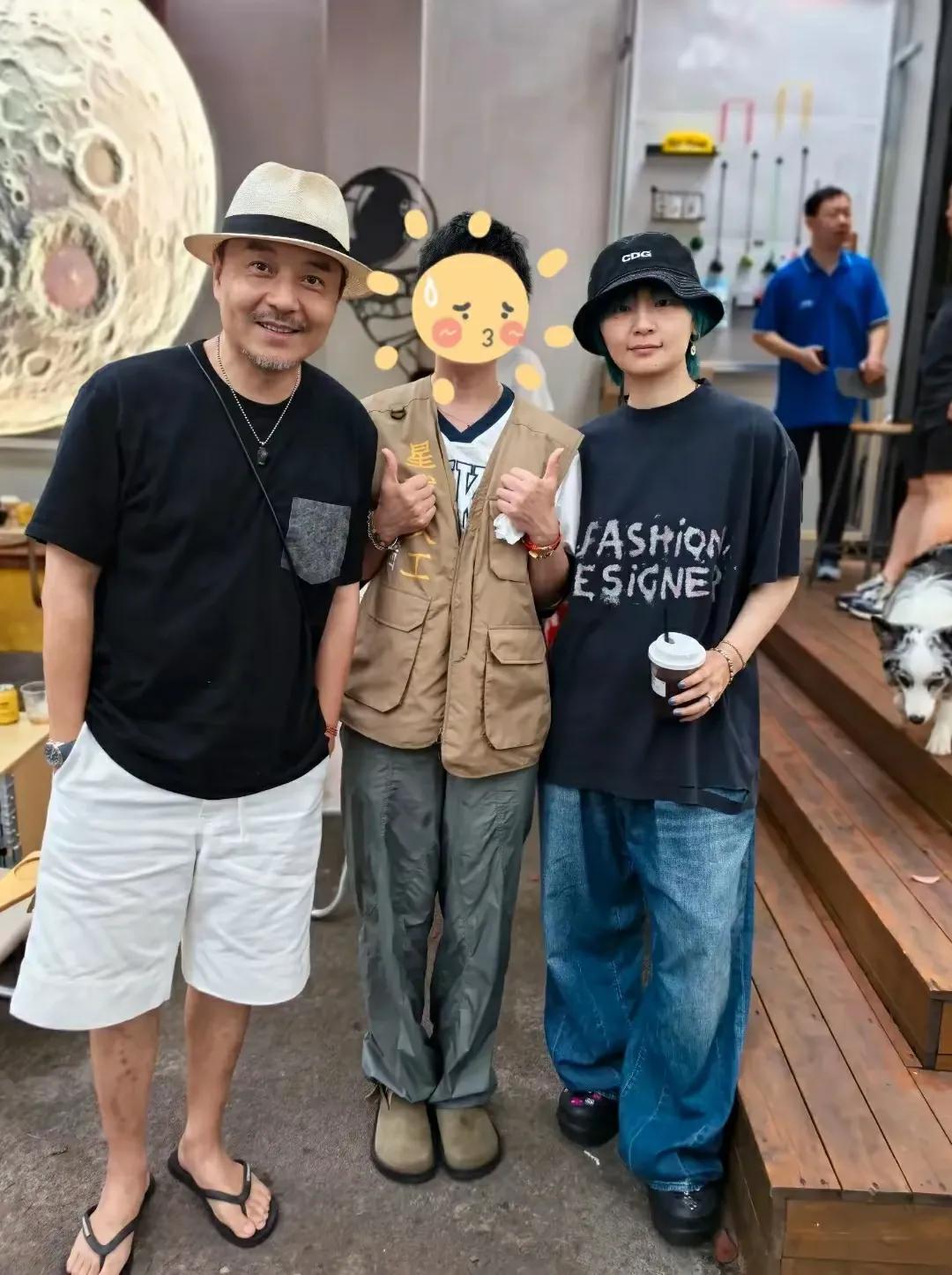 50多岁的汪涵带着30多岁的周笔畅逛街，这感觉就像爷孙两[笑着哭][笑着哭]汪涵